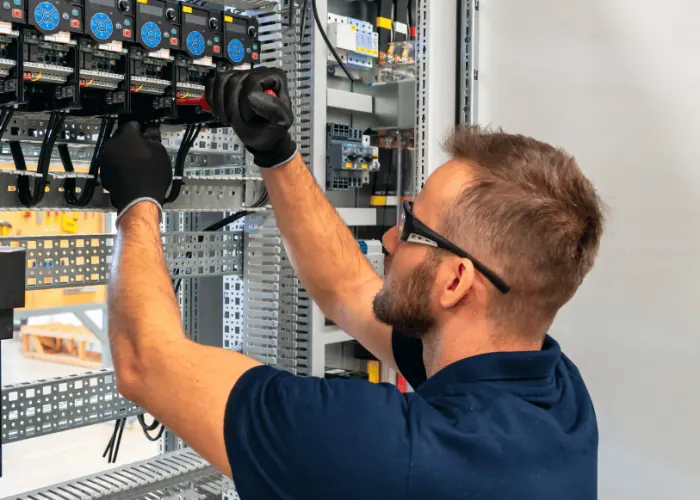 Elektricien van Vallei-Elektro aan het werk in een meterkast in Veenendaal